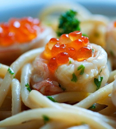 Pasta fredda con limone e uova di salmone