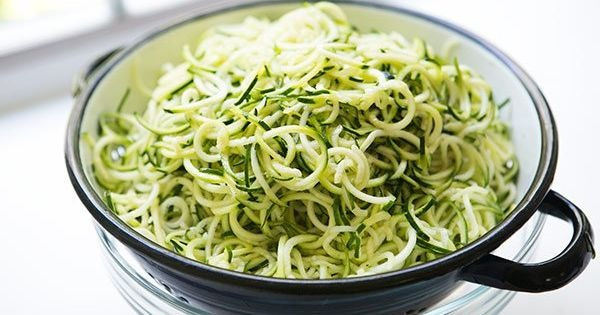 Spaghetti crudisti di zucchine