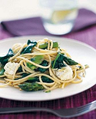 Spaghetti con spinaci e formaggio