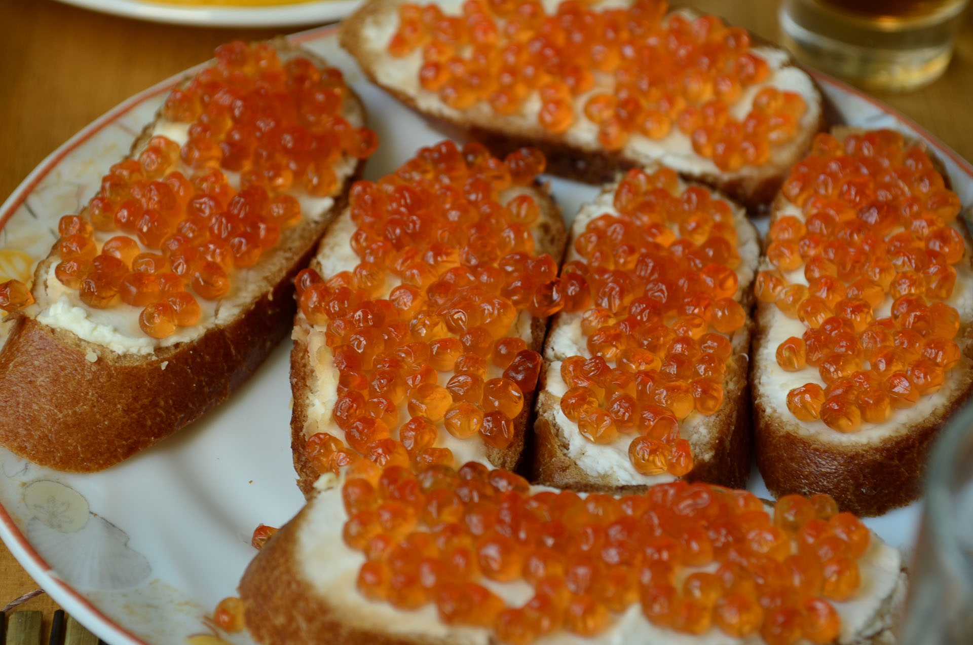 Stuzzichini con uova di salmone