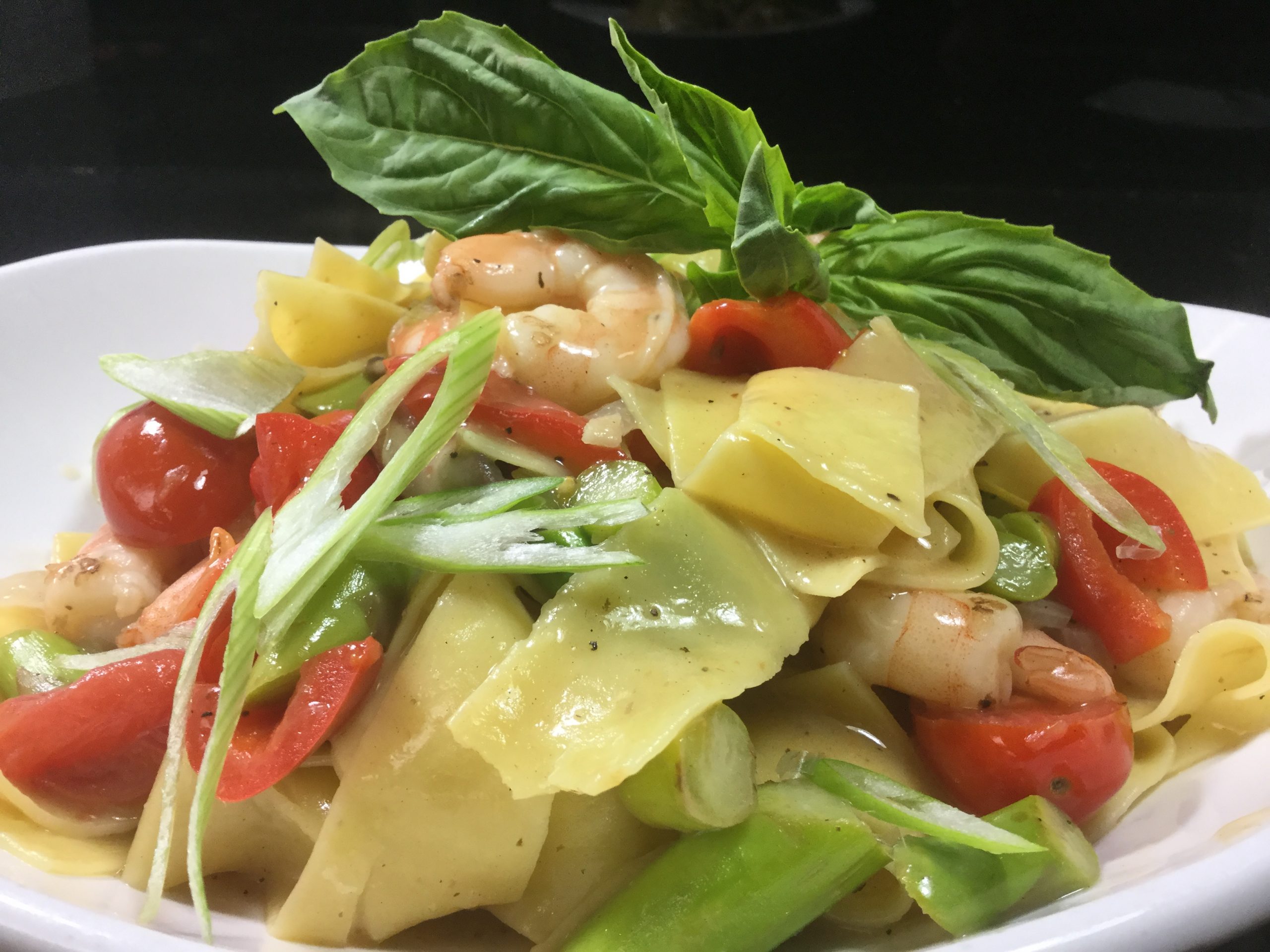 Tagliatelle con asparagi, gamberi e pomodorini