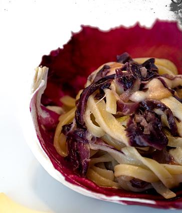 Tagliatelle con speck e radicchio