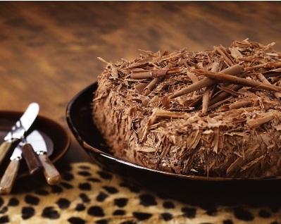 Torta di frutta estiva con riccioli di cioccolato